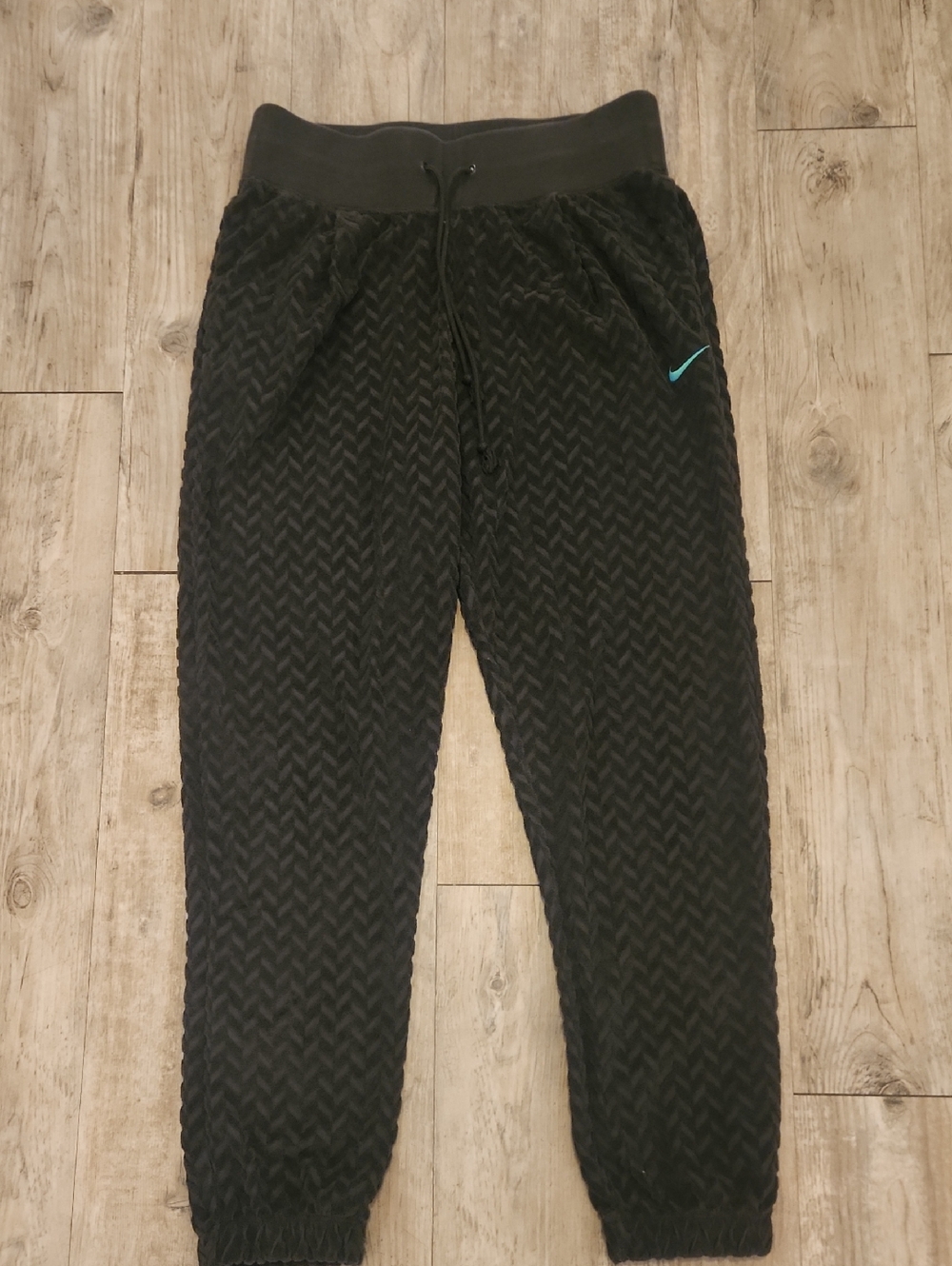 Nike Women's Everyday Plush Jogger Pants Dark Gray Chevron